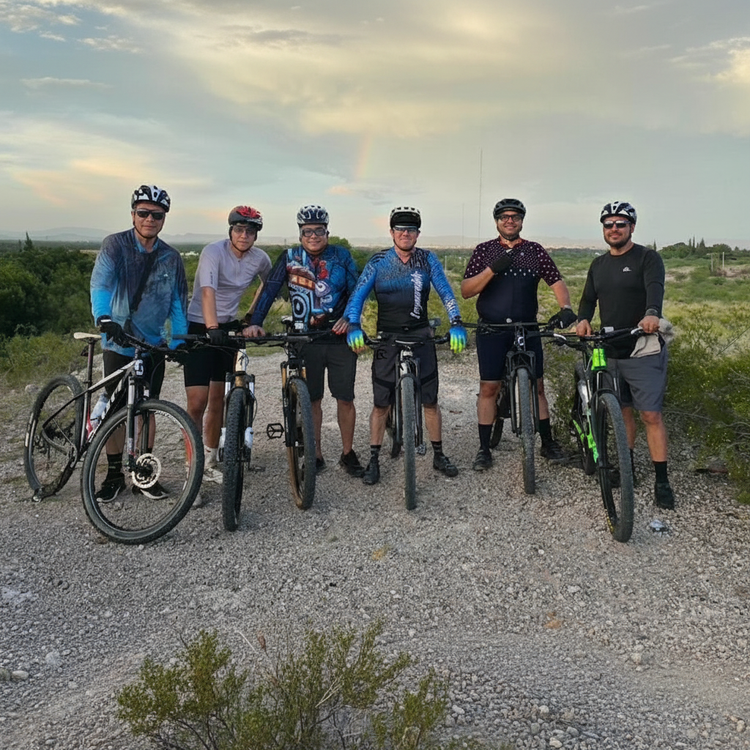Testimonial cuadrado con ciclistas